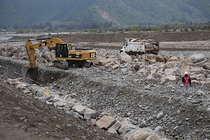 AVANZAN TRABAJOS EN RIBERA DEL RÍO CACHAPOAL PARA EVITAR DESBORDES POR LLUVIAS