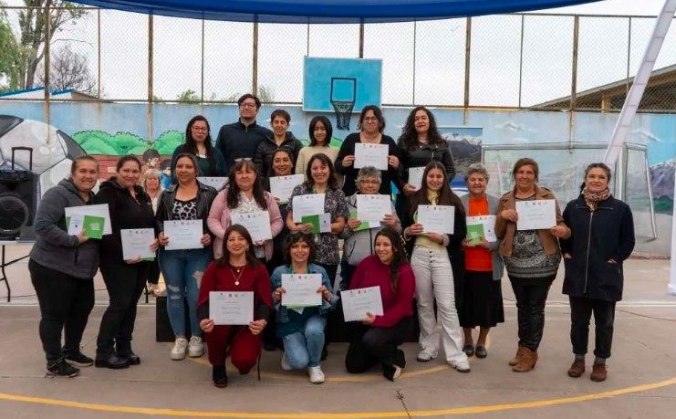 VECINAS DE POBLACIÓN DINTRANS SE CERTIFICARON EN LA CREACIÓN DE HUERTOS VERTICALES