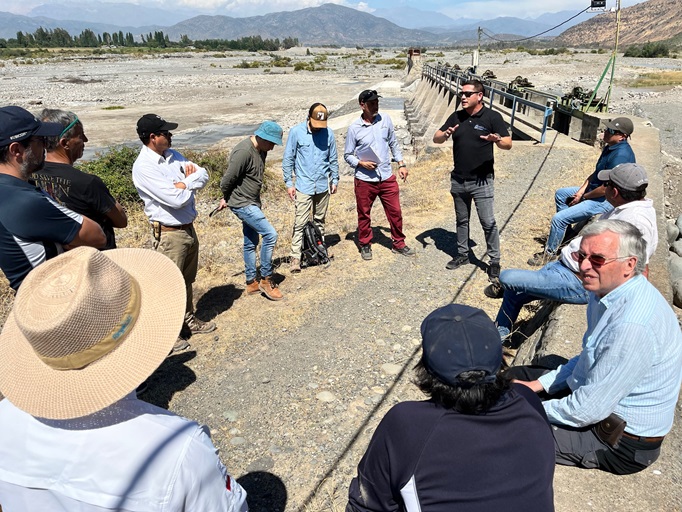 ADMINISTRADORES DE CANALES Y EMPRESAS RECORREN BOCATOMAS PARA VER SOLUCIONES DE GESTIÓN