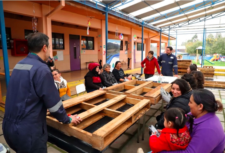 EL TENIENTE APOYA INSTALACIÓN DE HUERTOS VERTICALES EN POBLACIÓN DINTRANS