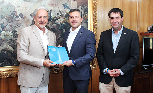 CCHC RANCAGUA ENTREGA A INTENDENTE INFORME CON PROPUESTAS PARA REGULAR EXTRACCIÓN DE ÁRIDOS